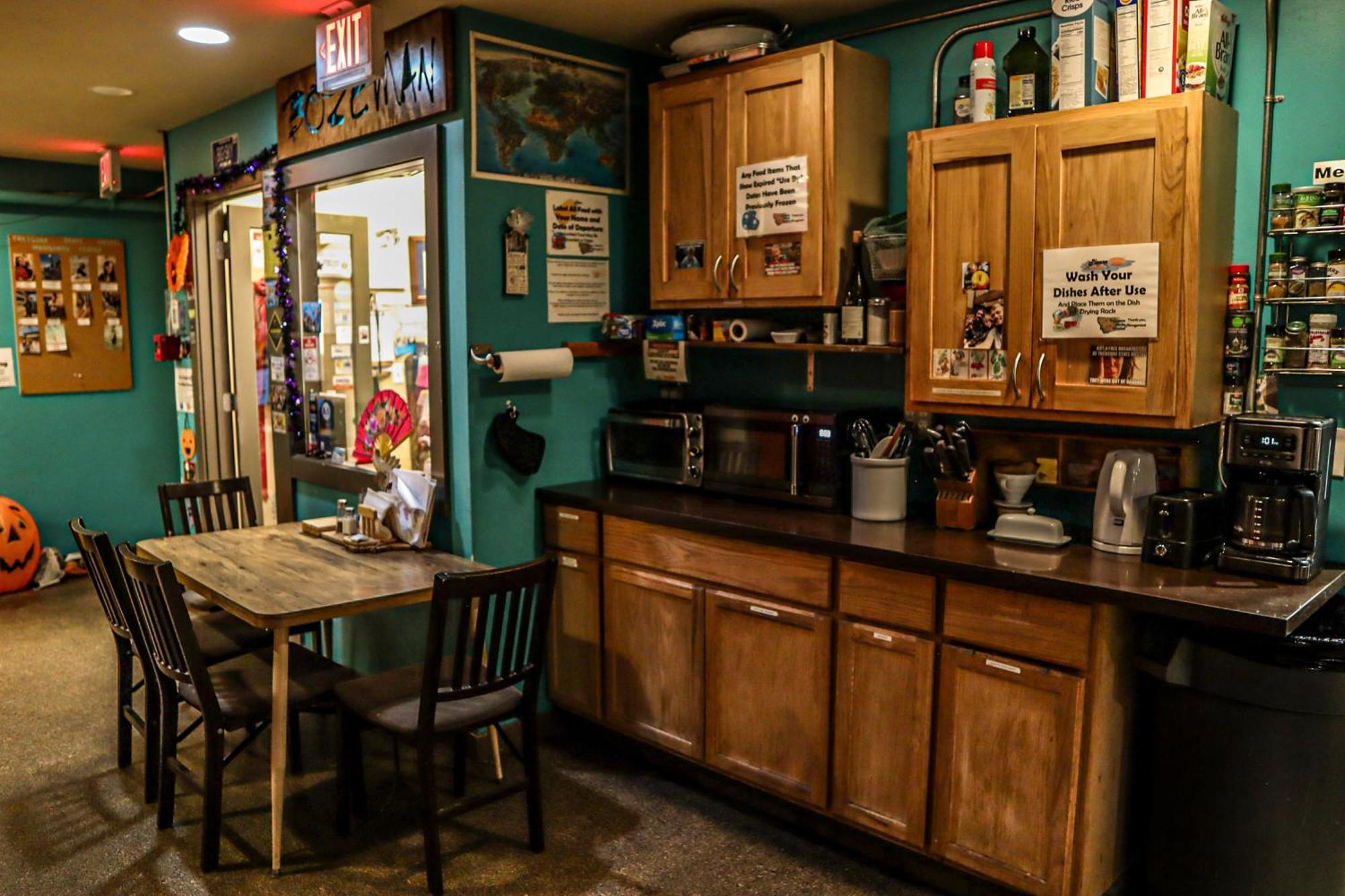 Treasure State Hostal *